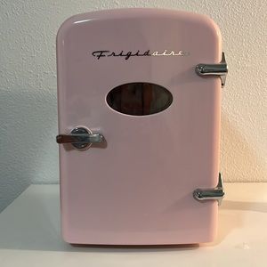 Frigidaire Pink Portable Retro 6-can Mini Fridge